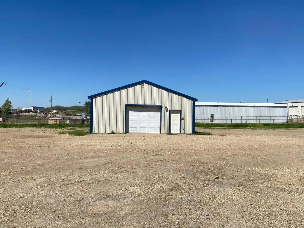 6701 & 6705 44 Avenue Ponoka AB T4J 1J8