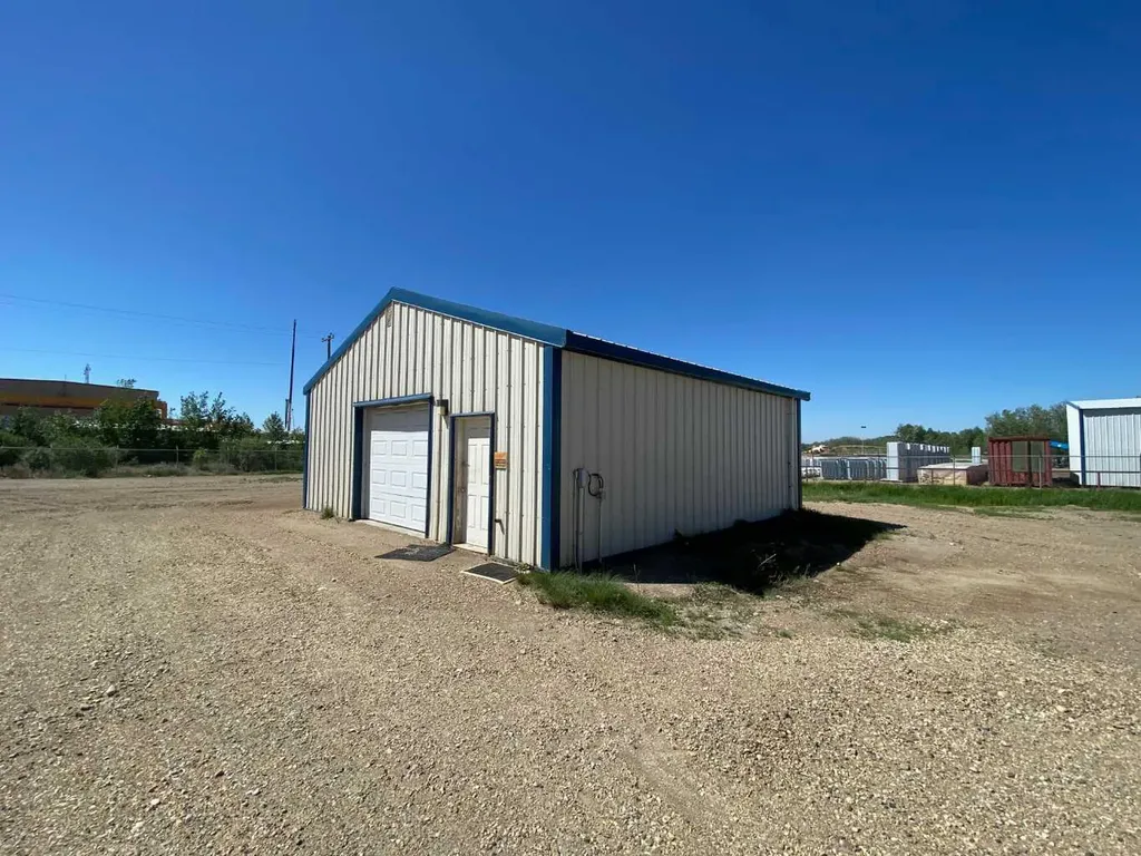 6701 & 6705 44 Avenue Ponoka AB T4J 1J8