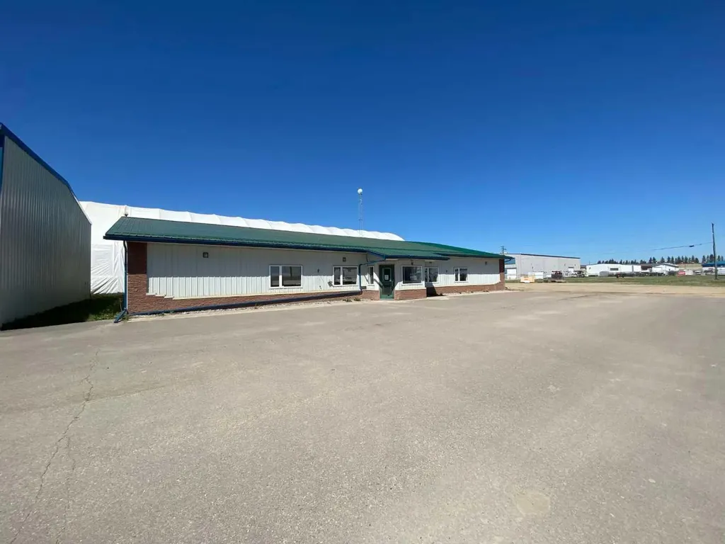 6701 & 6705 44 Avenue Ponoka AB T4J 1J8