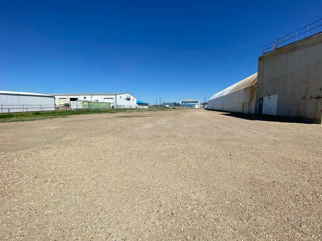 6701 & 6705 44 Avenue Ponoka AB T4J 1J8