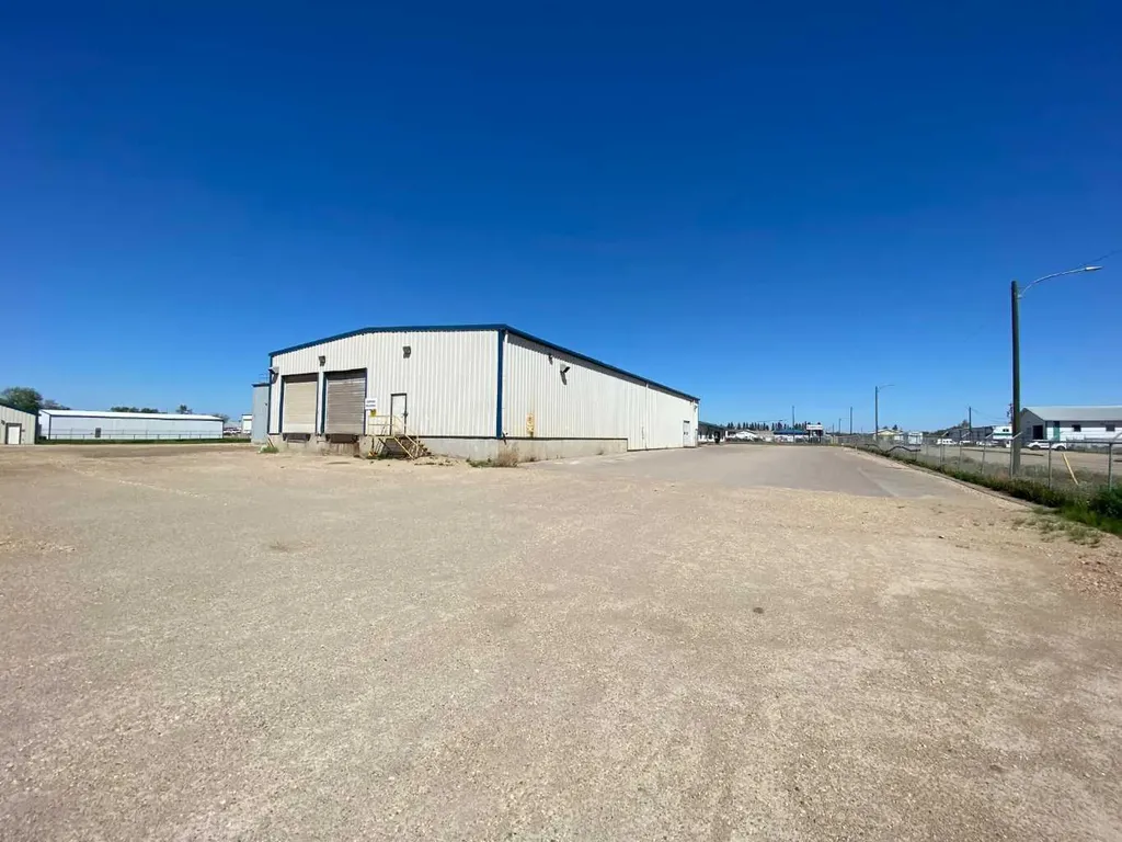 6701 & 6705 44 Avenue Ponoka AB T4J 1J8