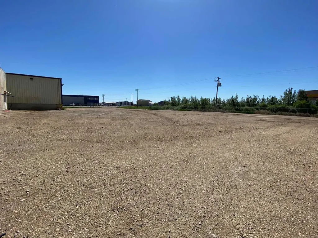 6701 & 6705 44 Avenue Ponoka AB T4J 1J8