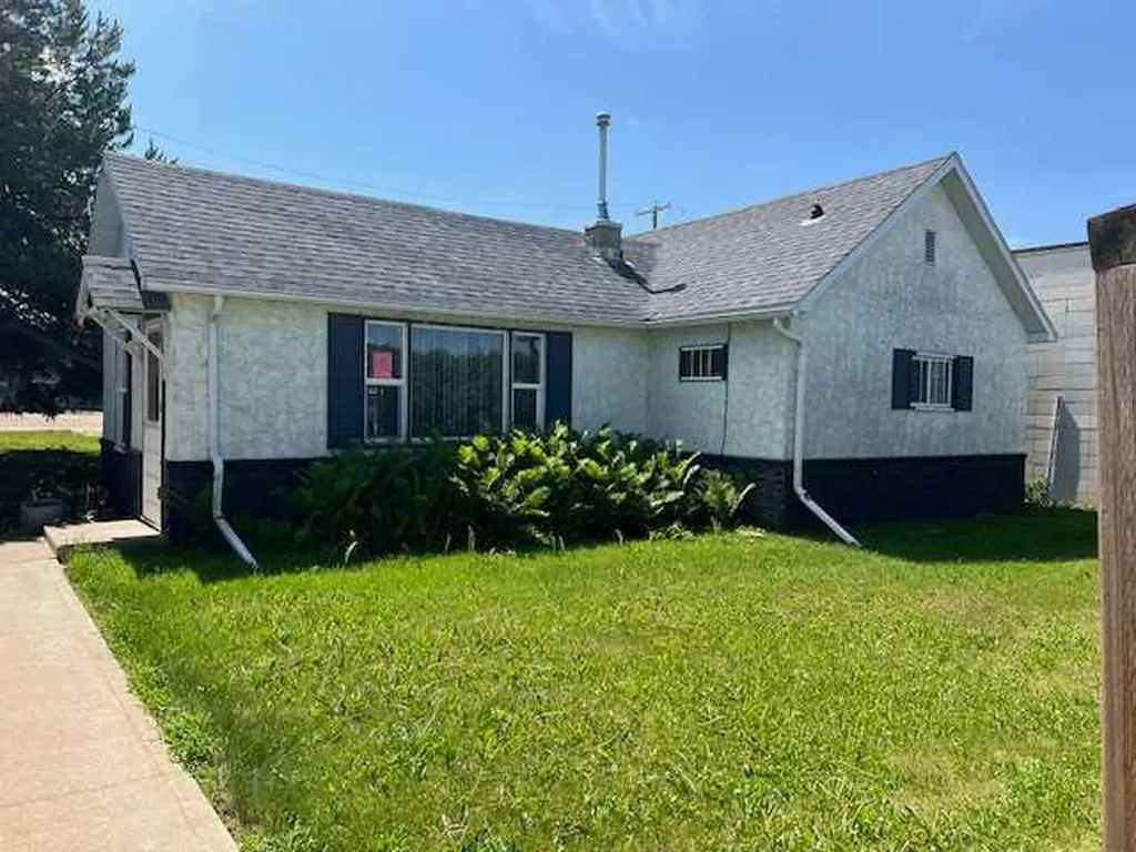 5015 51 Avenue Whitecourt AB T7S 1P4