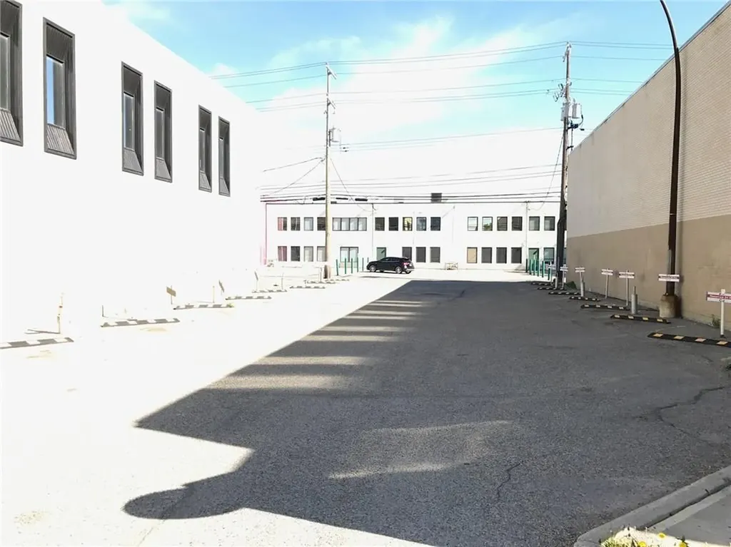 128 16 Avenue NE Calgary AB T2E 1J5