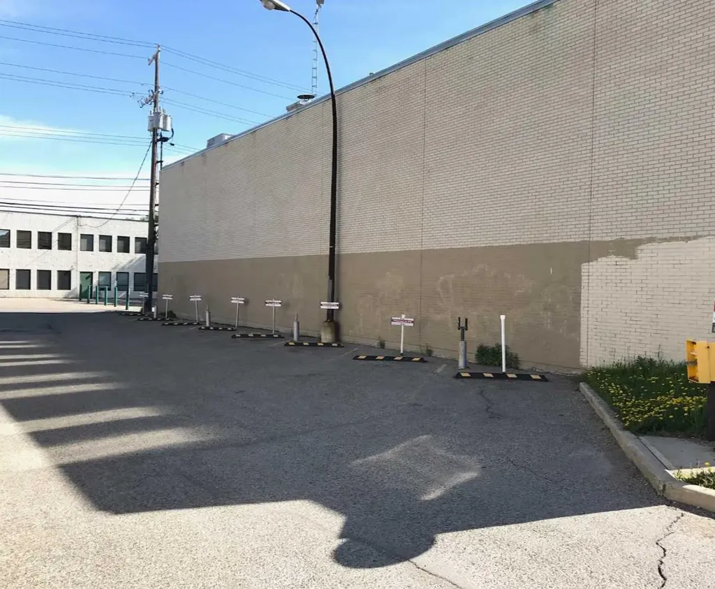 128 16 Avenue NE Calgary AB T2E 1J5