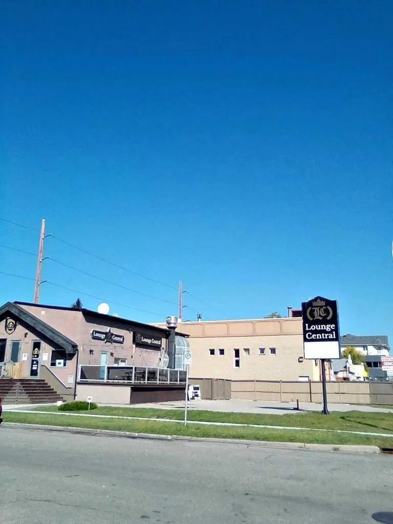 108 17 Avenue NW Calgary AB T2M 0M6