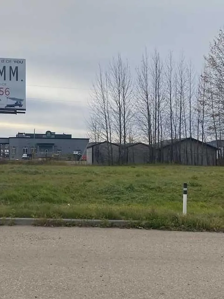 5512 Caxton West Whitecourt AB T7S 0A0