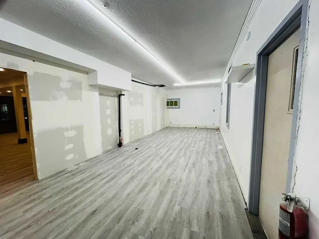 109 14 Street NW Calgary AB T2N 1Z6