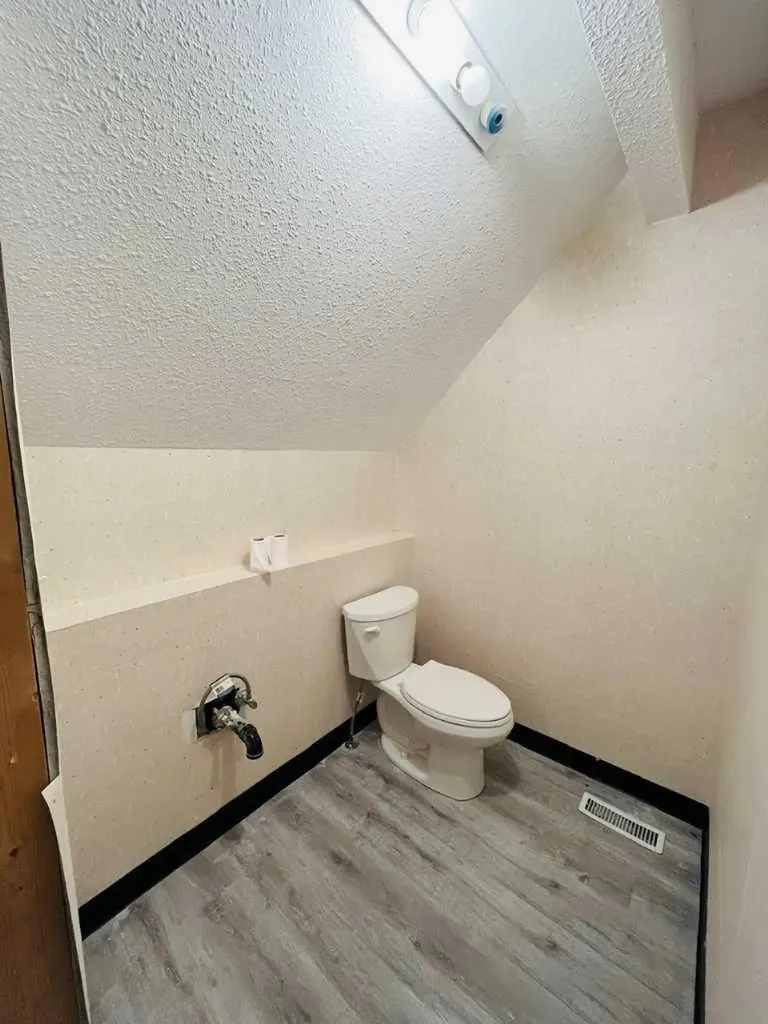 109 14 Street NW Calgary AB T2N 1Z6
