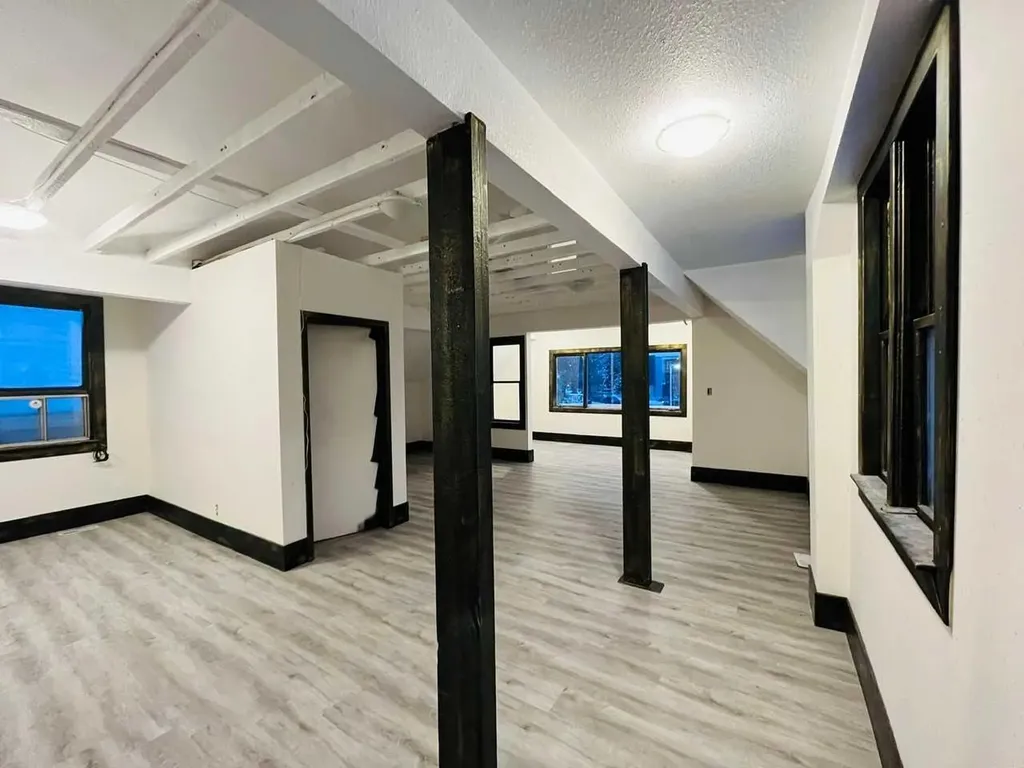 109 14 Street NW Calgary AB T2N 1Z6