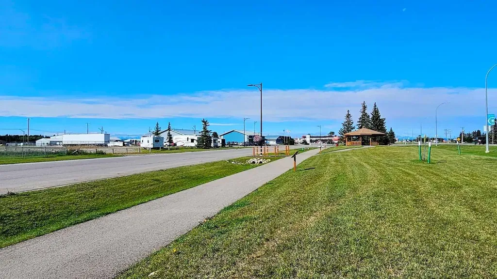 716 Main Avenue W Sundre AB T0M 1X0