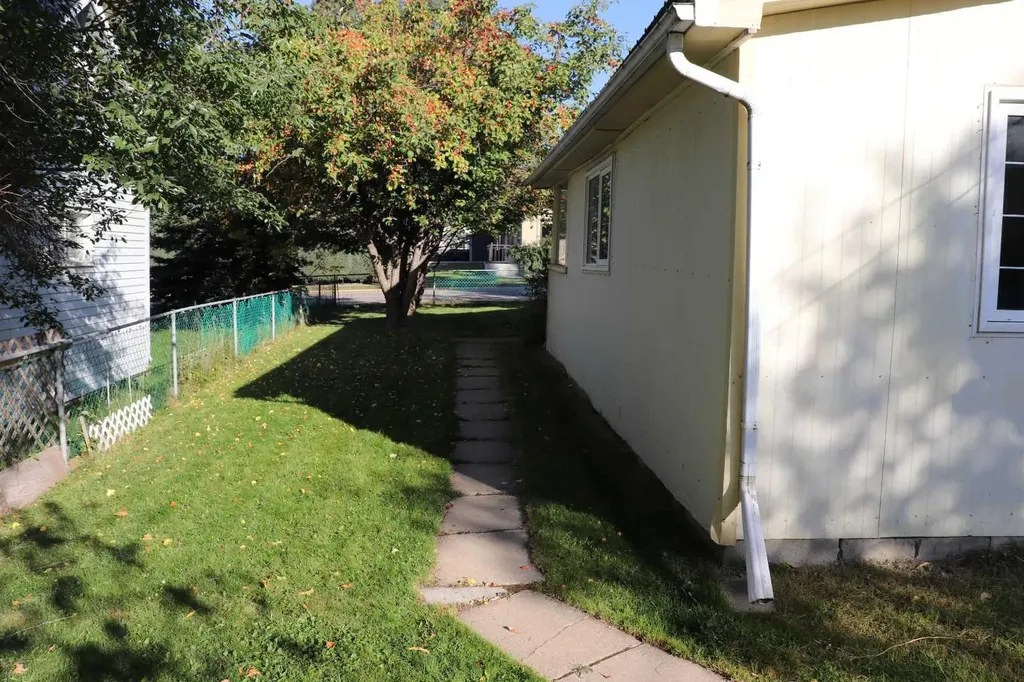 5021 6 Avenue Edson AB T7E 1E7