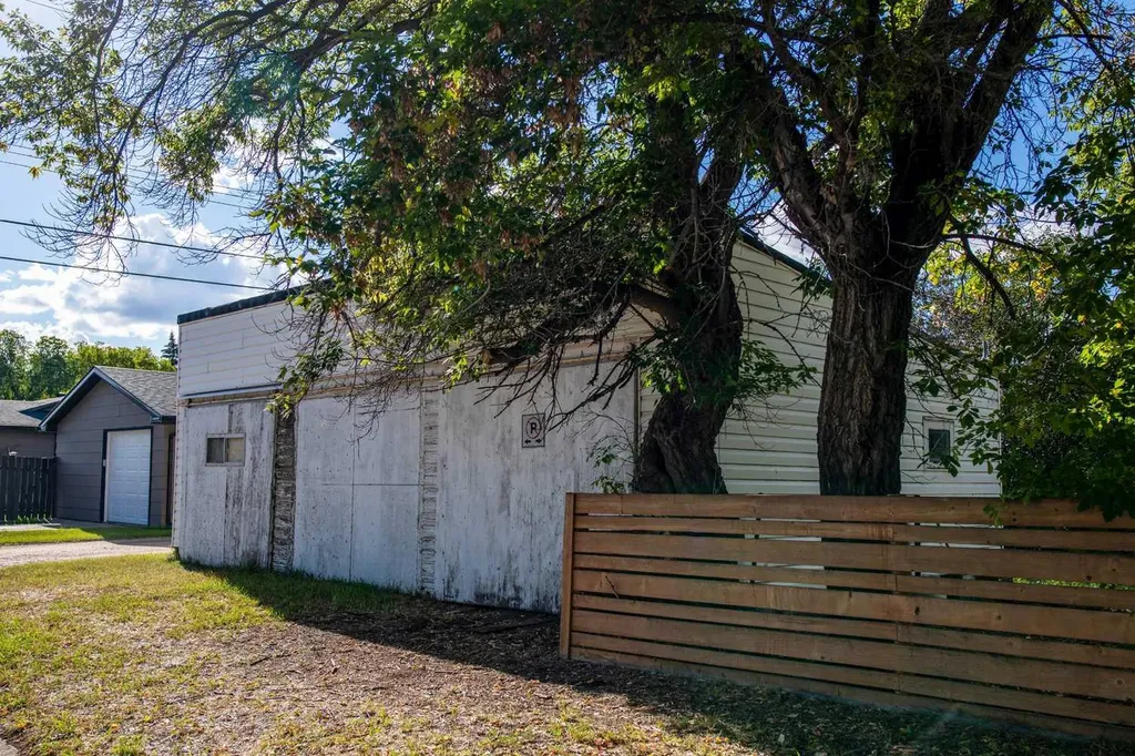 1237 6 Avenue Wainwright AB T9W 1G2