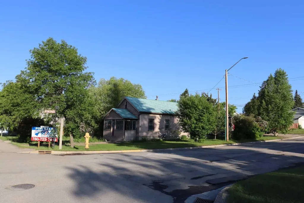 4702 4 Avenue Edson AB T7E 1C6