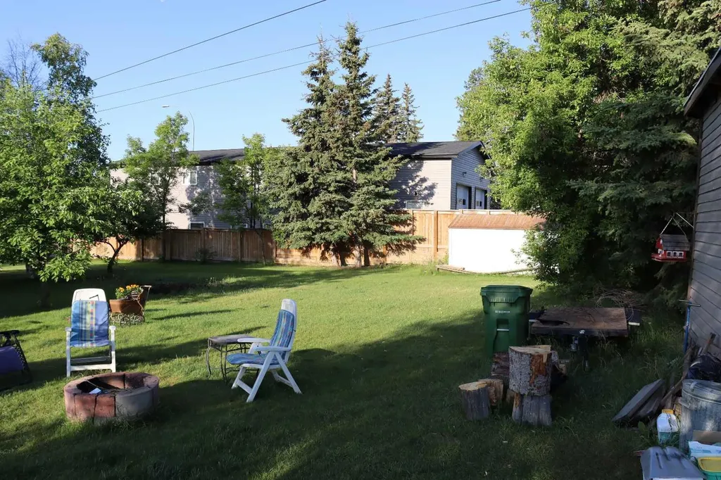 4702 4 Avenue Edson AB T7E 1C6