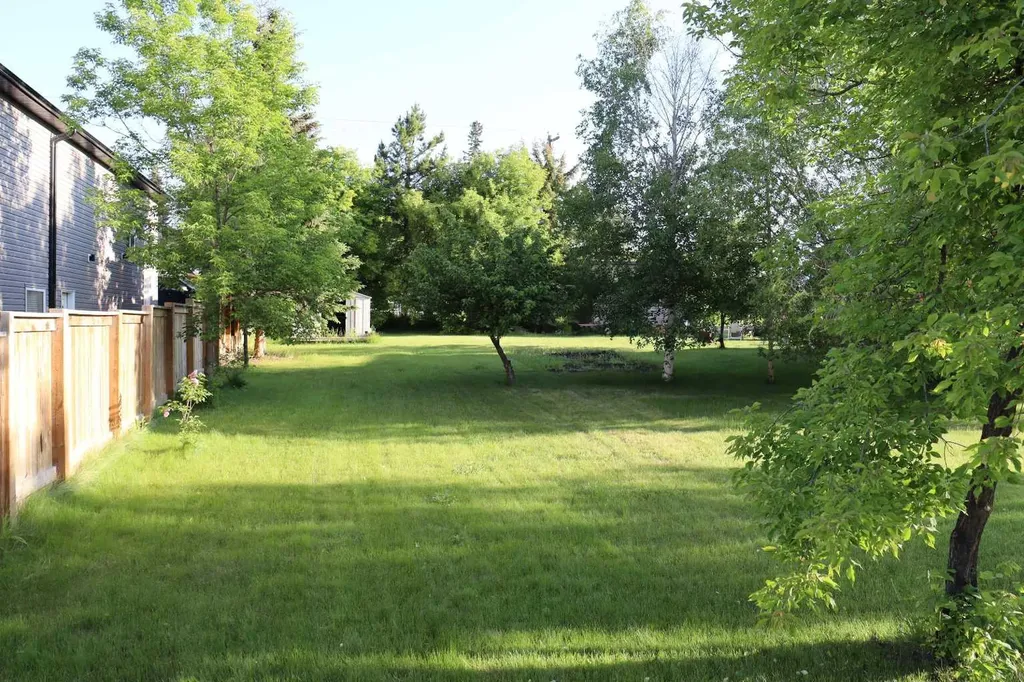 4702 4 Avenue Edson AB T7E 1C6