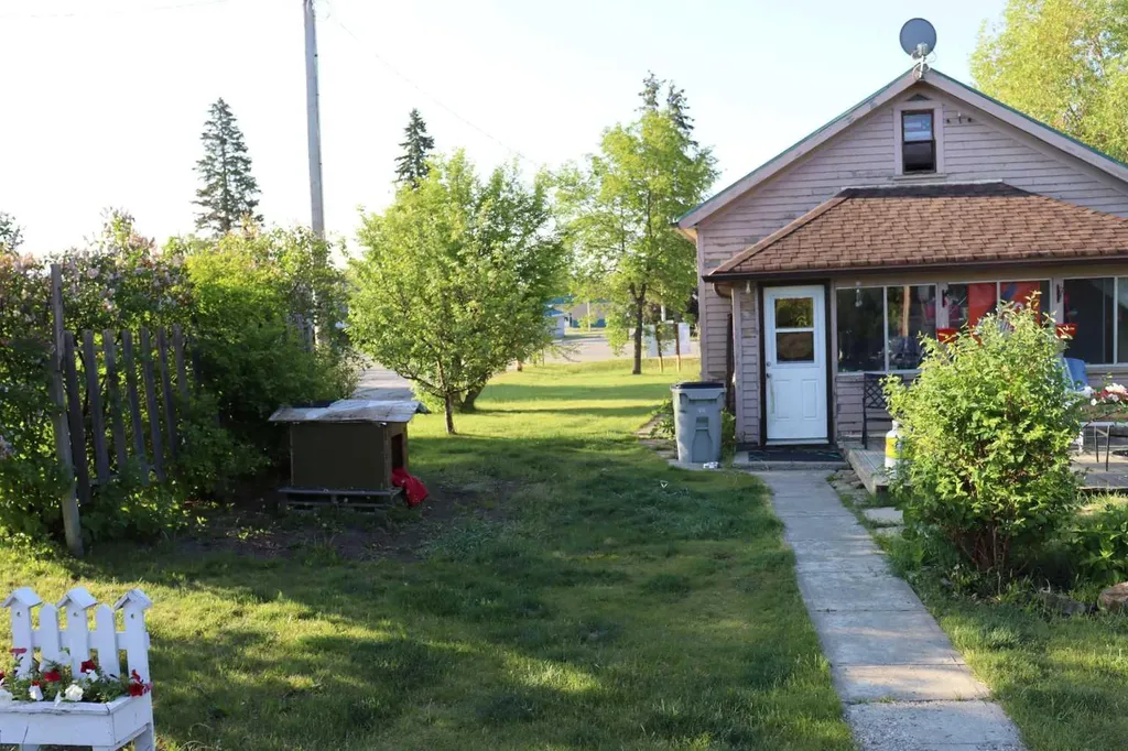 4702 4 Avenue Edson AB T7E 1C6