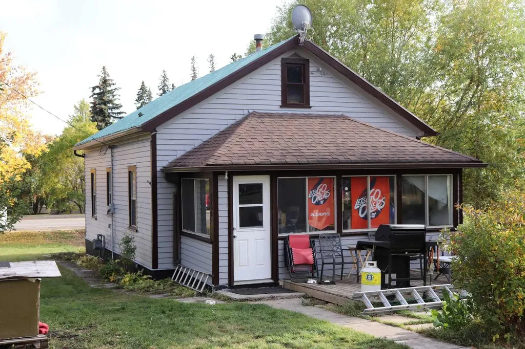 4702 4 Avenue Edson AB T7E 1C6