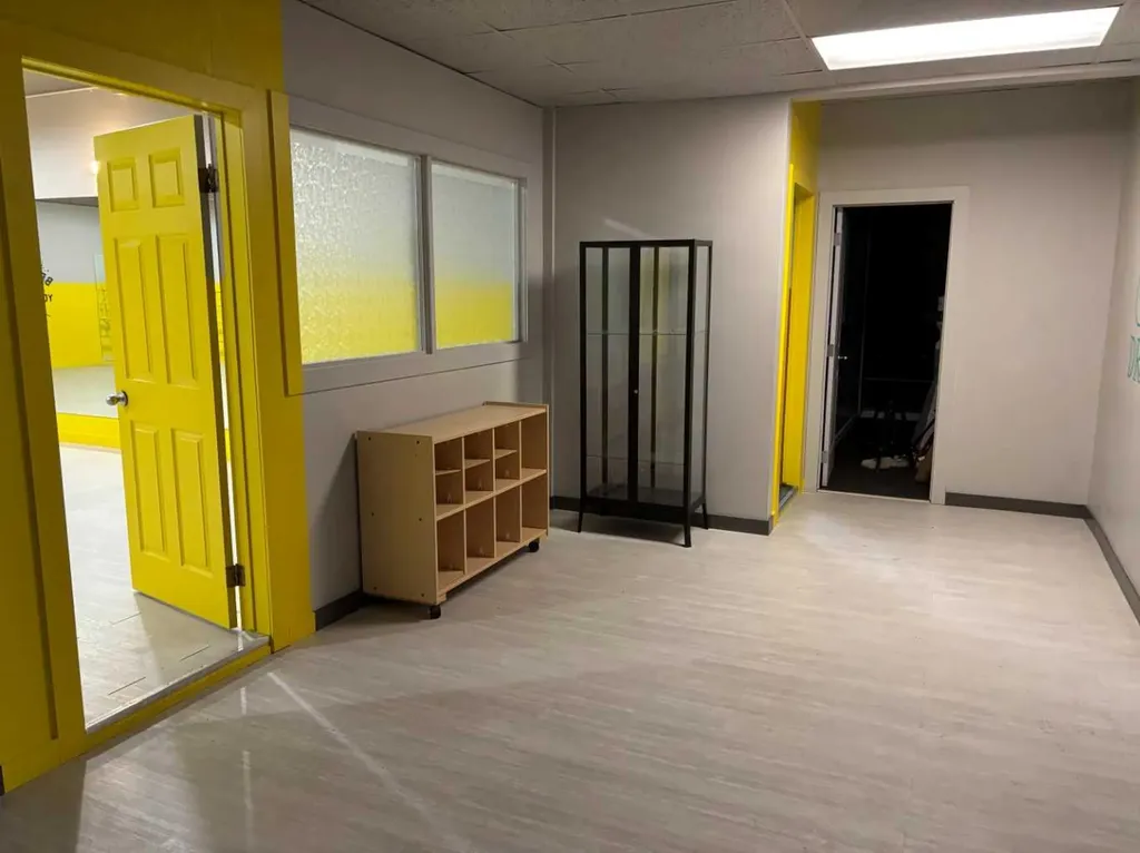 11253 30 Street SW Calgary AB T2W 4N5