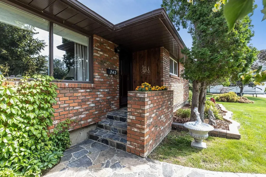 242 11th Street NE Medicine Hat AB T1A 5T2