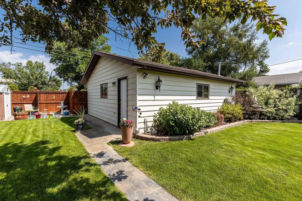 242 11th Street NE Medicine Hat AB T1A 5T2