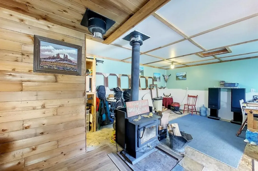 5114 49 Avenue Robb AB T0E 1X0