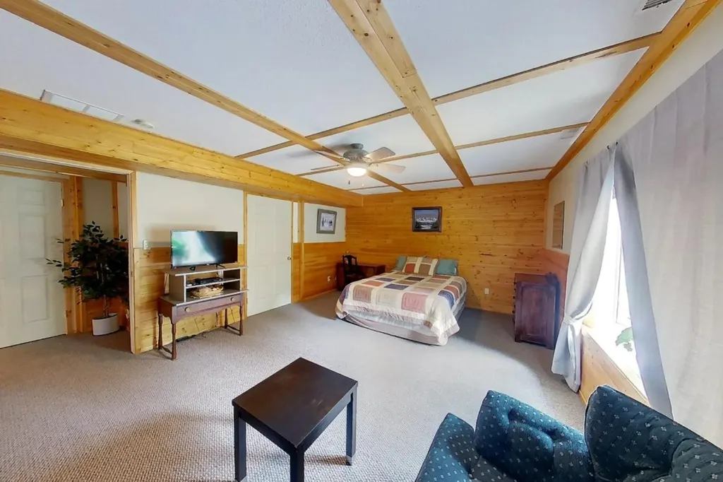 5114 49 Avenue Robb AB T0E 1X0