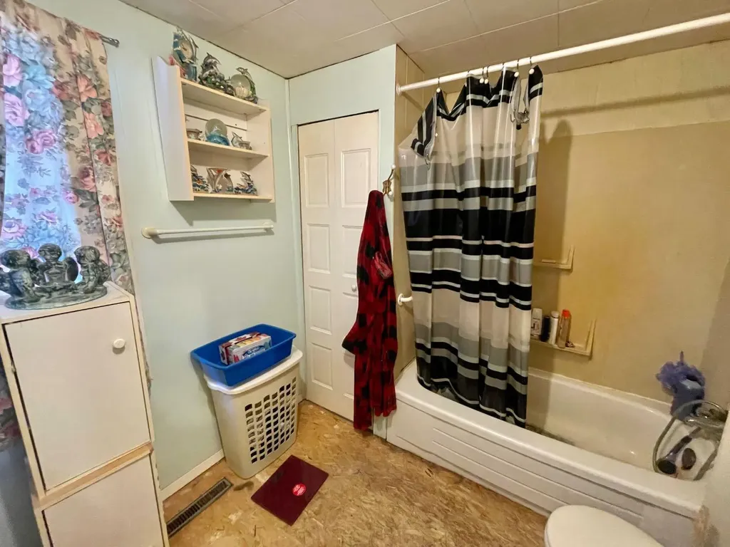 6432 17 Avenue Edson AB T7E 1S4