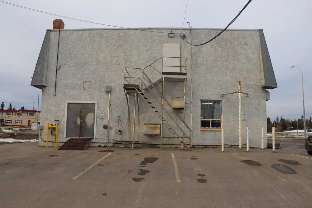4813 4 Avenue Edson AB T7E 1V5