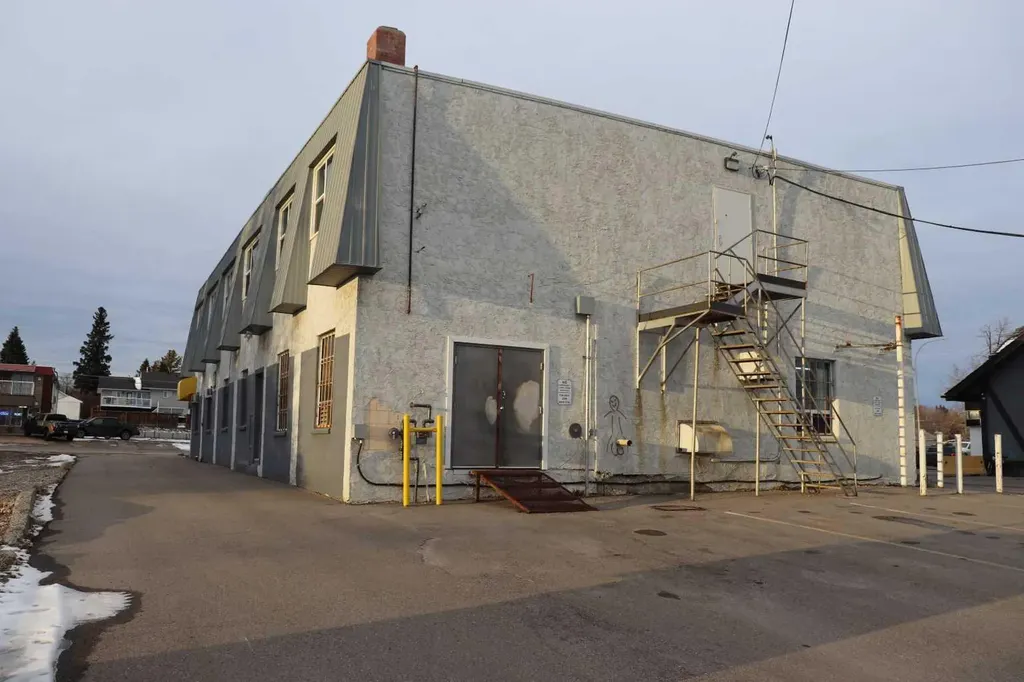 4813 4 Avenue Edson AB T7E 1V5