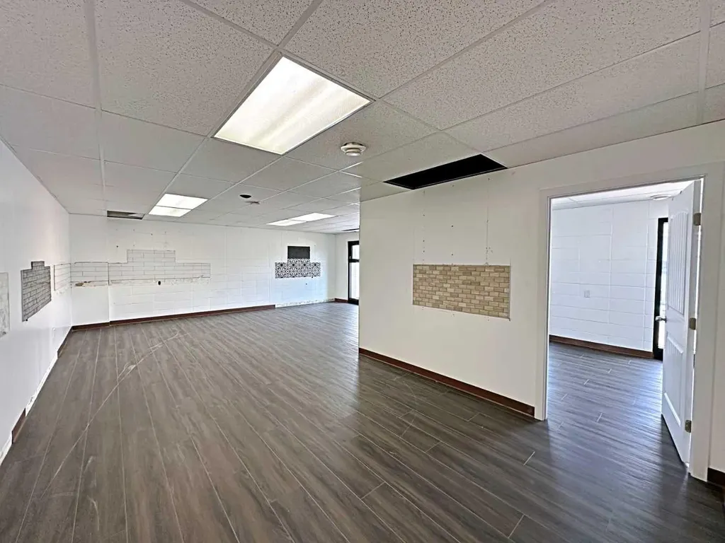 8127 Fraser Avenue Fort Mcmurray AB T9H 1W5