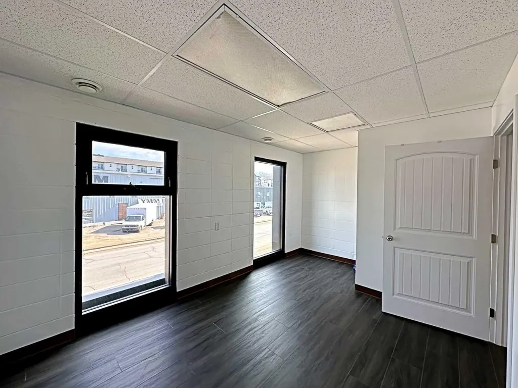 8127 Fraser Avenue Fort Mcmurray AB T9H 1W5