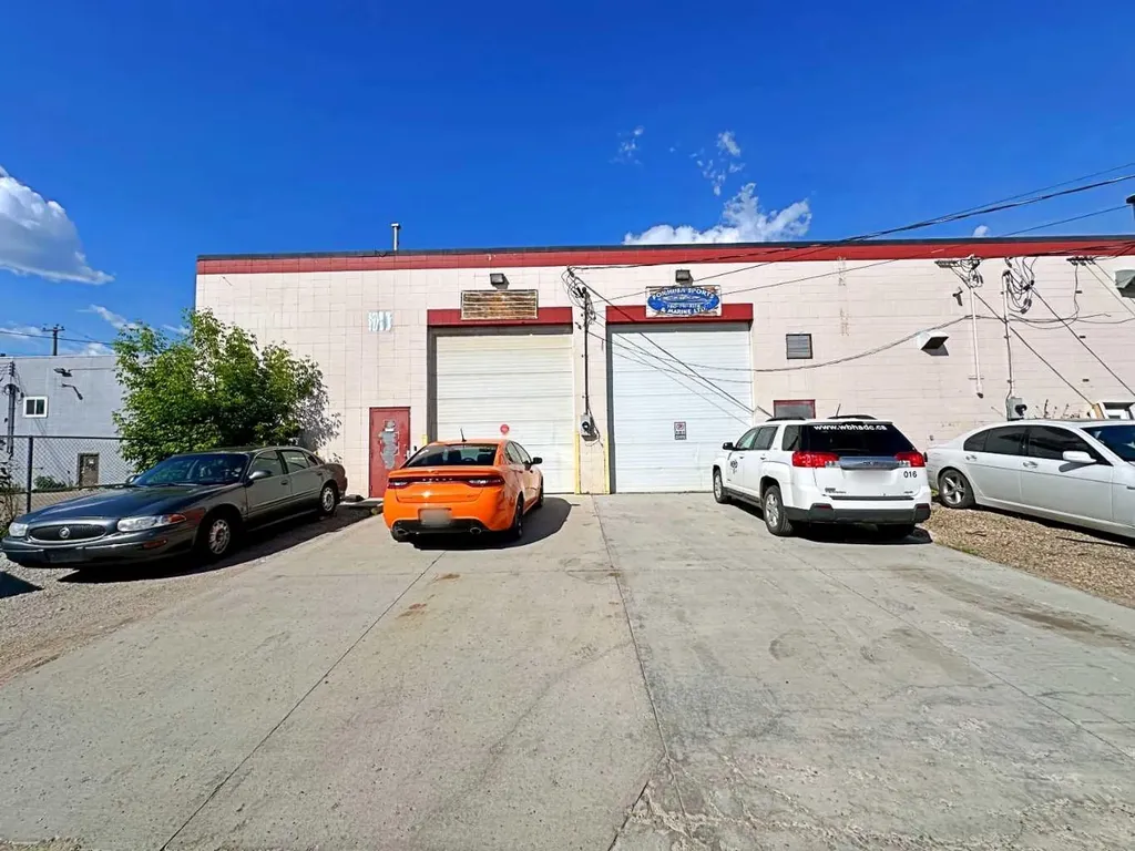8127 Fraser Avenue Fort Mcmurray AB T9H 1W5