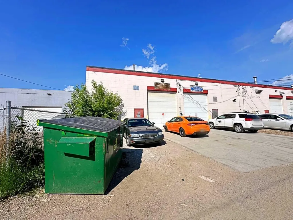 8127 Fraser Avenue Fort Mcmurray AB T9H 1W5