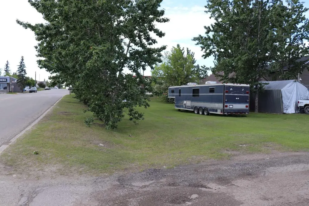 4839 4 Avenue Edson AB T7E 1V5