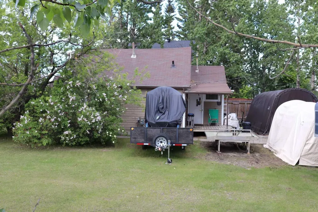4839 4 Avenue Edson AB T7E 1V5