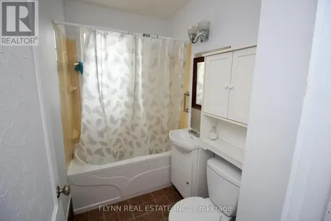 86 Argyle Crescent St. Catharines (e. Chester) ON L2P 2P4