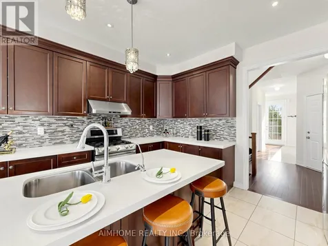 664 Mcgregor Farm Trail Newmarket (glenway Estates) ON L3X 0H3