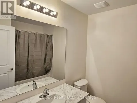 9 Durham Avenue Barrie ON L9J 0W2