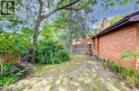 206 Candlewood Crescent Waterloo ON N2L 5Y9