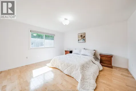 386 Woodridge Tecumseh ON N8N 3A8