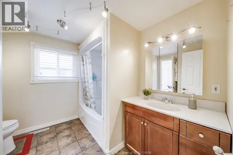 386 Woodridge Tecumseh ON N8N 3A8