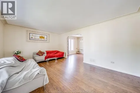 386 Woodridge Tecumseh ON N8N 3A8