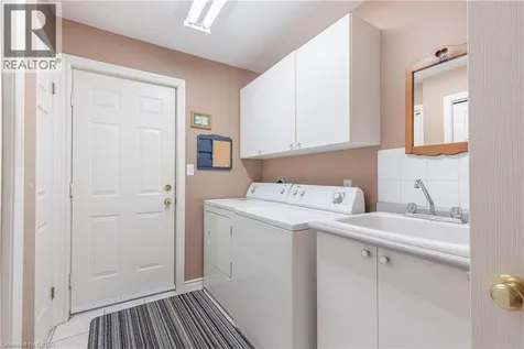 8034 Pinellas Park Drive Niagara Falls ON L2H 3B2