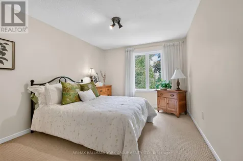 263 John Bowser Crescent Newmarket (glenway Estates) ON L3Y 7N7
