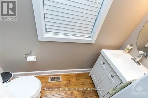 17 Anna Avenue Ottawa ON K1Z 7T5