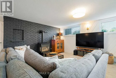 8 Harben Court Collingwood ON L9Y 4L8