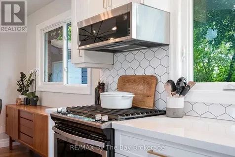 8 Harben Court Collingwood ON L9Y 4L8
