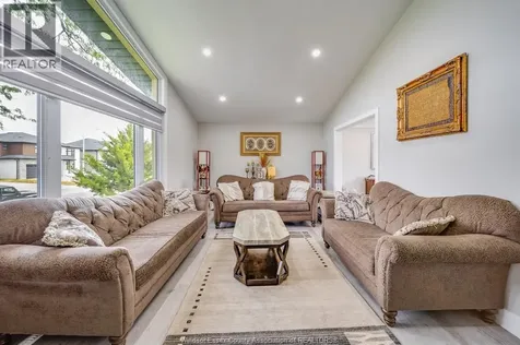 2405 Roxborough Boulevard Windsor ON N9E 2Z7