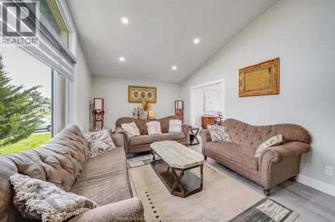 2405 Roxborough Boulevard Windsor ON N9E 2Z7